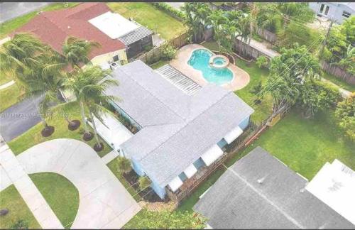 Cozy Beach Style 3-bedroom Home with Heated Pool in Hollywood, USA