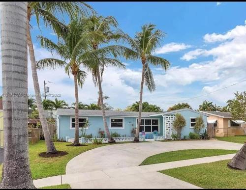 Cozy Beach Style 3-bedroom Home with Heated Pool in Hollywood, USA