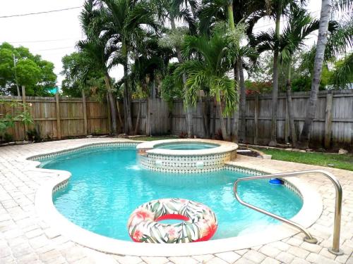 Cozy Beach Style 3-bedroom Home with Heated Pool in Hollywood, USA