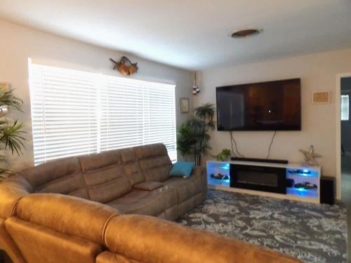 Cozy Beach Style 3-bedroom Home with Heated Pool in Hollywood, USA