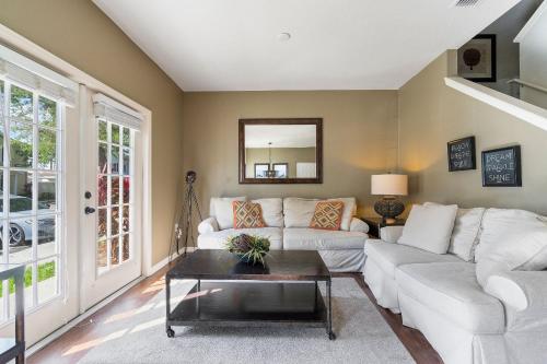 Charming 4Bed Villa Near Disney w/Clubhouse & Pool in Kissimmee, USA