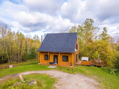 Au Chic Chalet des Chutes Chic Cottage in Lac-Rocher (QC)