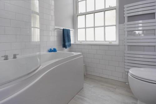 Stylish apt in a 1938 building with parking, London