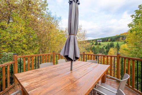 Au Chic Chalet des Chutes Chic Cottage in Lac-Rocher (QC)