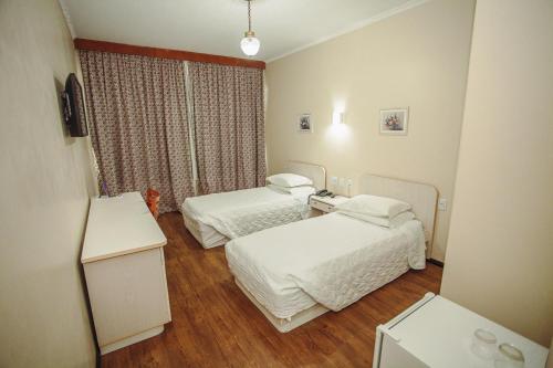 2 twin beds