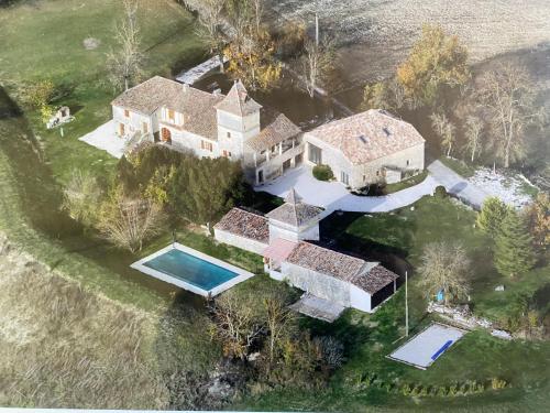 Gîte atypique 8 personnes dans le Lot gîte à louer Montdoumerc