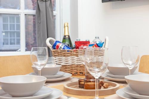 Beautiful 3 Bedroom Flat In Scott Ellis Gardens, Londyn