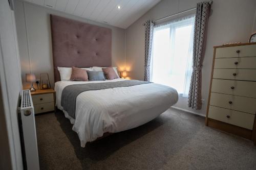 Luxury 3 bedroom Maple View Lodge, Newquay, Cornwall in Trebarber