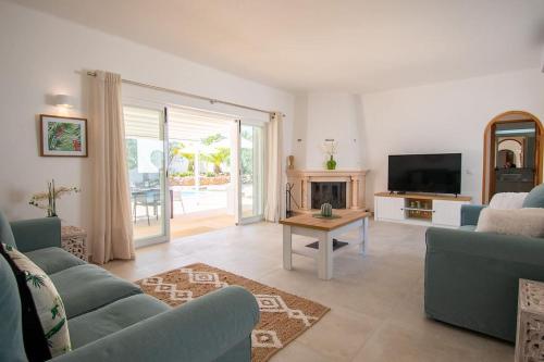 Pomba beautifully renovated with heated pool! - image 2