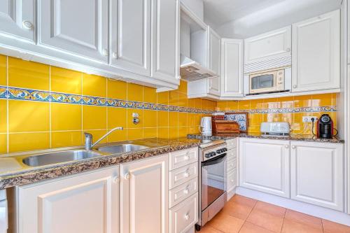 Cocina, 14B Quinta do Paraiso Amazing house located in t in Carvoeiro City Center