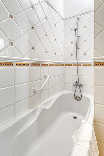 Baño, 14B Quinta do Paraiso Amazing house located in t in Carvoeiro City Center