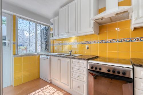 Cocina, 14B Quinta do Paraiso Amazing house located in t in Carvoeiro City Center