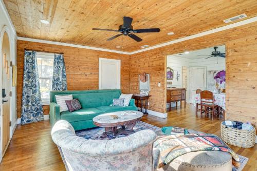 4 Mi to Dinosaur Valley Rustic Glen Rose Cottage! in Glen Rose, USA