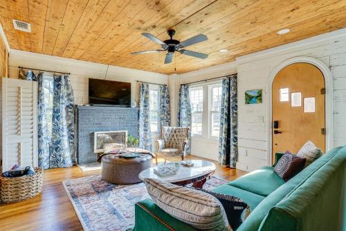 4 Mi to Dinosaur Valley Rustic Glen Rose Cottage! in Glen Rose, USA