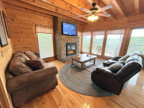 Wild Mountain Honey 3 Bedroom/3 Bath Home with Home Theater in Pigeon Forge, USA