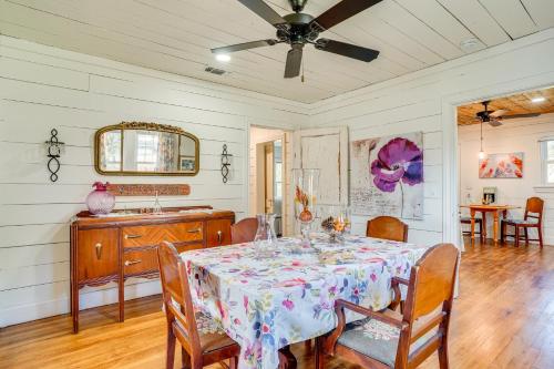 4 Mi to Dinosaur Valley Rustic Glen Rose Cottage! in Glen Rose, USA