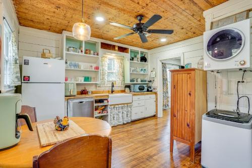 4 Mi to Dinosaur Valley Rustic Glen Rose Cottage! in Glen Rose, USA