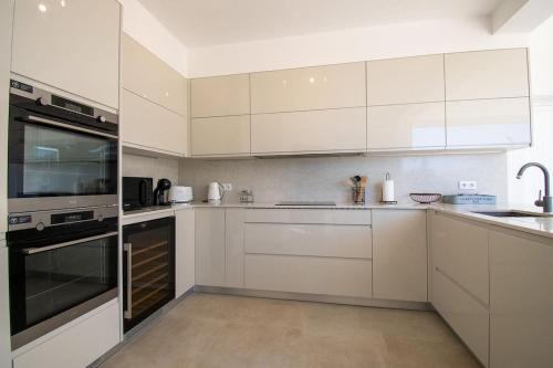 Pomba beautifully renovated with heated pool! - image 3
