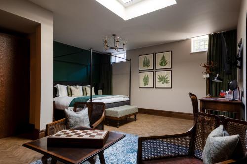 1 queen bed, 1 sofa bed