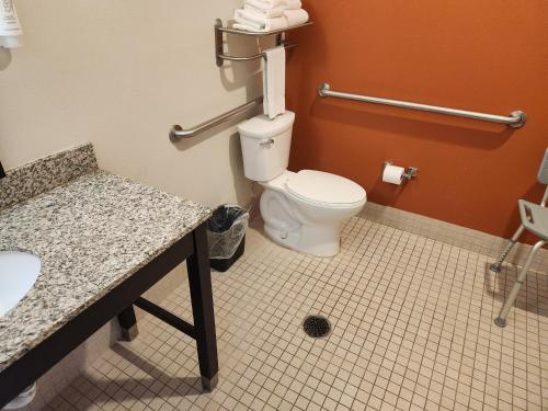 Sleep Inn & Suites Blackwell I-35 - 샤워실