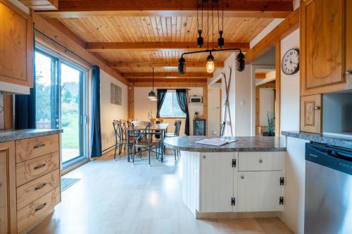 Au Chic Chalet des Chutes Chic Cottage in Lac-Rocher (QC)