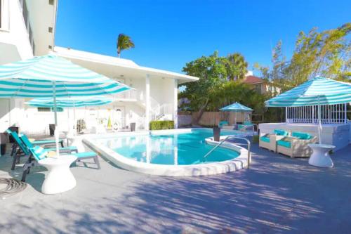 Malibu-vibes Patio Living with Firepit by the Beach in Boca Raton, USA