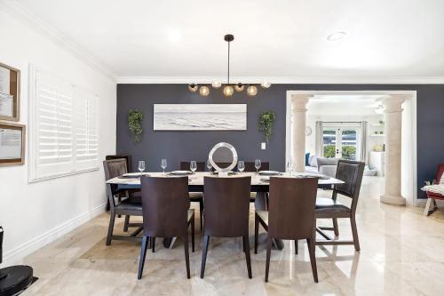 6-BD 3-BA Dreamy Vacation Retreat in Coral Terrace in Coral Terrace