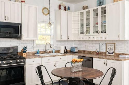 The Little Haven - Charming Coastal Cottage in South Haven, USA
