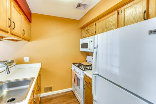 22 Mi to Detroit Sterling Heights Condo in Sterling Heights, USA