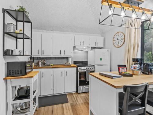 Le1601 - Le Petit Renard - Chalet spa et plage in Sainte Lucie des Laurentides (QC)