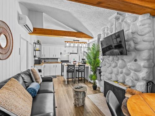 Le1601 - Le Petit Renard - Chalet spa et plage in Sainte Lucie des Laurentides (QC)