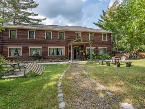 Le1601 - Le Petit Renard - Chalet spa et plage in Sainte Lucie des Laurentides (QC)