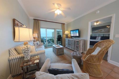 2 Bedroom Condo at Crystal Tower with 2 Outdoor Pools, Lazy River, Heated Indoor Pool, Beach Access – khách sạn tại Little Lagoon