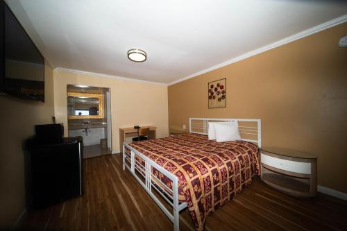 Sinbad Motel - image 12