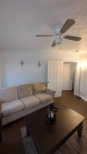 Chic All Inclusive Apartment in East Cleveland, USA