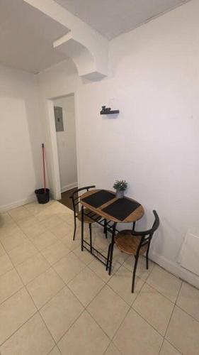 Chic All Inclusive Apartment in East Cleveland, USA