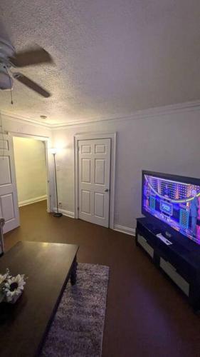 Chic All Inclusive Apartment in East Cleveland, USA