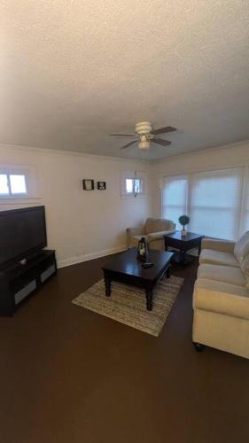 Chic All Inclusive Apartment in East Cleveland, USA