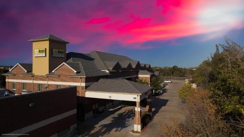 Texas Bungalows Hotel & Hotel Que at Lakeline Austin Cedar Park