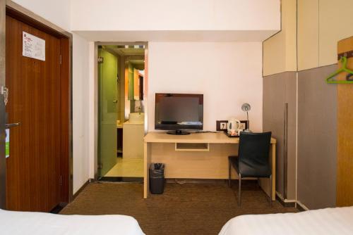 Motel Shanghai Hongkou Football Stadium Chifeng Road Ideally located in the prime touristic area of Hongkou, Motel Shanghai Hongkou Football Stadium Chifeng Ro promises a relaxing and wonderful visit. The hotel offers a wide range of amenities and perks