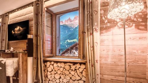 Double or Twin Room with Mountain View