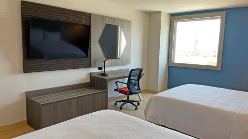 Standard Room with Two Queen Beds image 9