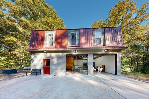 Near Lake! Tennessee Family Getaway with Game Room in 米蘭(TN)