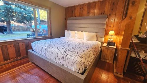 Cabin #8 with hot tub