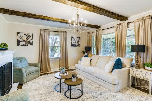 Hot Tub, Games and Sunroom Family Home in Greer! in Greer, USA