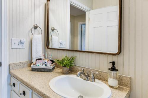 Hot Tub, Games and Sunroom Family Home in Greer! in Greer, USA