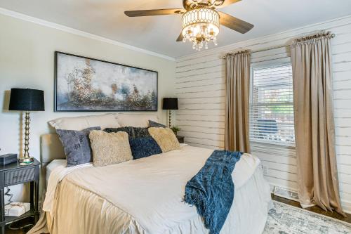 Hot Tub, Games and Sunroom Family Home in Greer! in Greer, USA