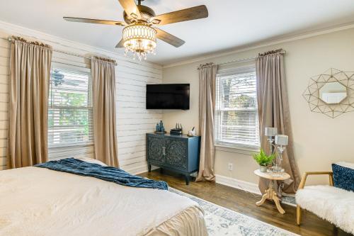 Hot Tub, Games and Sunroom Family Home in Greer! in Greer, USA