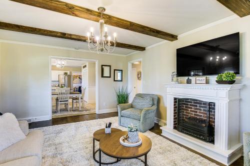Hot Tub, Games and Sunroom Family Home in Greer! in Greer, USA