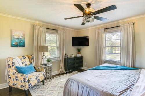 Hot Tub, Games and Sunroom Family Home in Greer! in Greer, USA